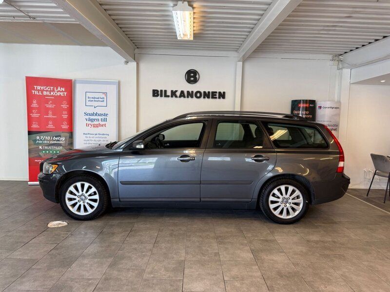 Grå Begagnad 2007 Volvo V50 Kinetic Kombi | 44 900 kr (Marknadspris) - Bild 1/4