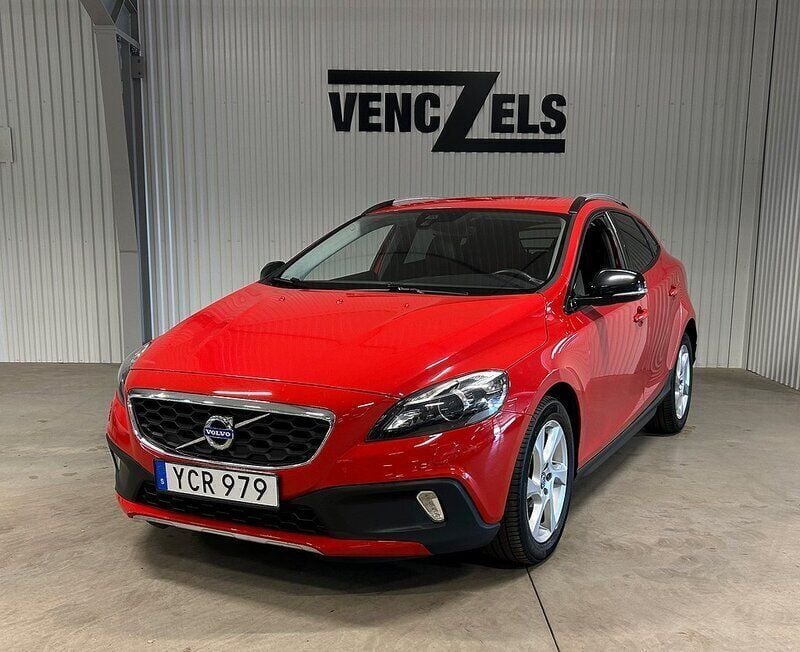 Röd Begagnad 2016 Volvo V40 CC Summum Kombi | 159 000 kr (Bra pris) - Bild 1/2