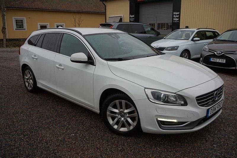 Vit Begagnad 2013 Volvo V60 Momentum Kombi | 79 900 kr (Dyr) - Bild 1/4