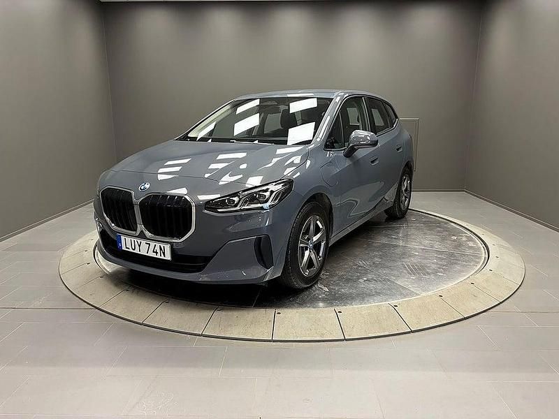 Grå Begagnad 2023 BMW 225 Active Tourer Comfort Edition Minibuss | 359 000 kr (Marknadspris) - Bild 1/4