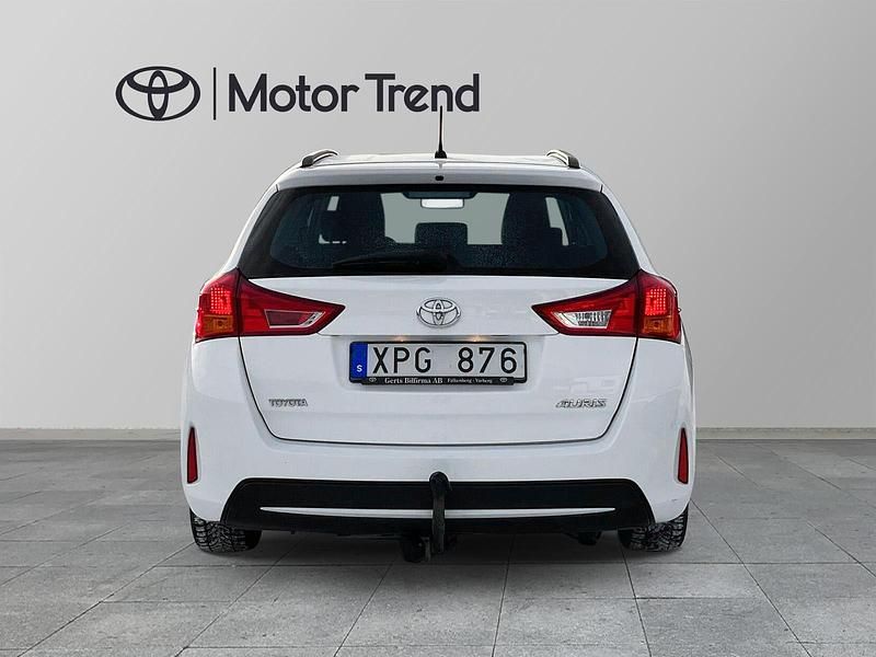 Begagnad Toyota Auris Touring Sports 133 HK (97 kW) 2013 Vit Kombi