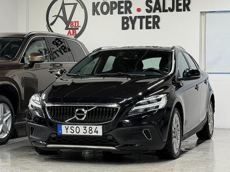 Begagnad Volvo V40 Momentum 120 HK (88 kW) 2017 Svart Halvkombi