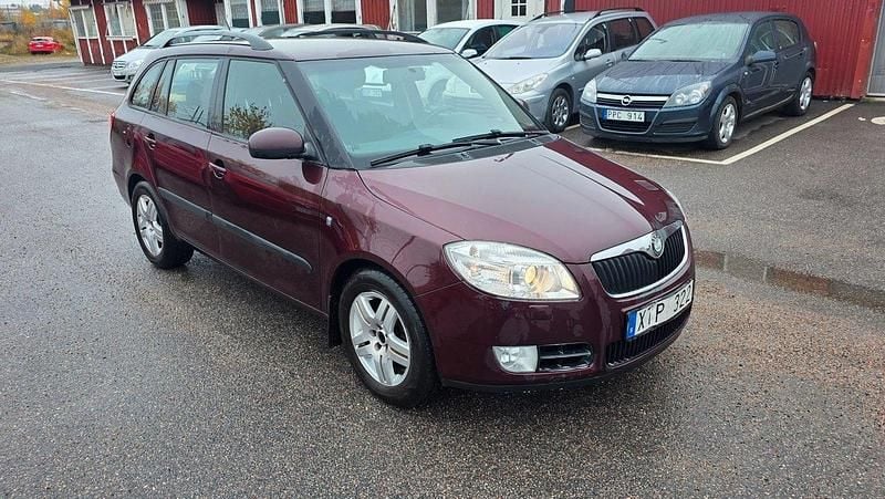 Mörkbrun (brun) Begagnad 2010 Skoda Fabia Kombi | 23 900 kr (Superpris) - Bild 1/4