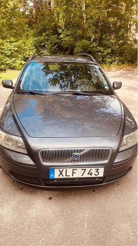 Grå Begagnad 2006 Volvo V50 Kombi | 30 000 kr (Marknadspris) - Bild 1/4