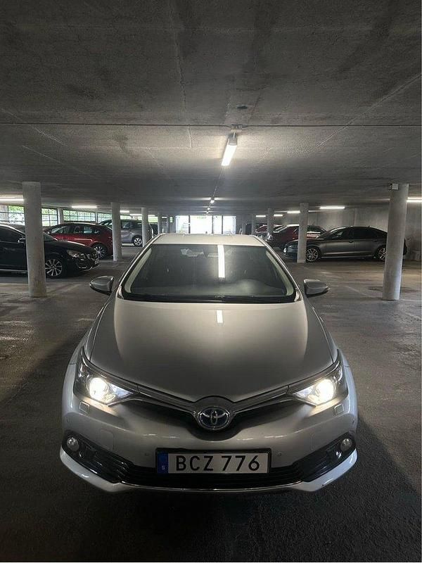 Silver Begagnad 2017 Toyota Auris Hybrid Active Halvkombi | 130 000 kr (Lite dyr) - Bild 1/4
