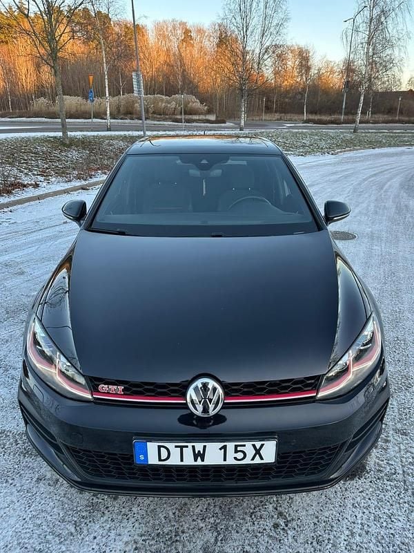 Begagnad VW Golf VII GTI 245 HK (180 kW) 2019 Svart Halvkombi