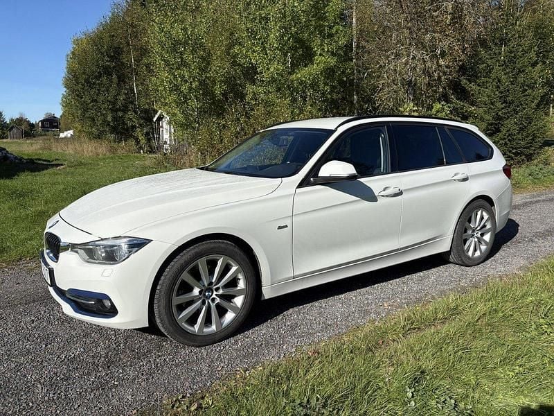 Vit Begagnad 2017 BMW 320 Sport Line Kombi | 175 000 kr (Bra pris) - Bild 1/4