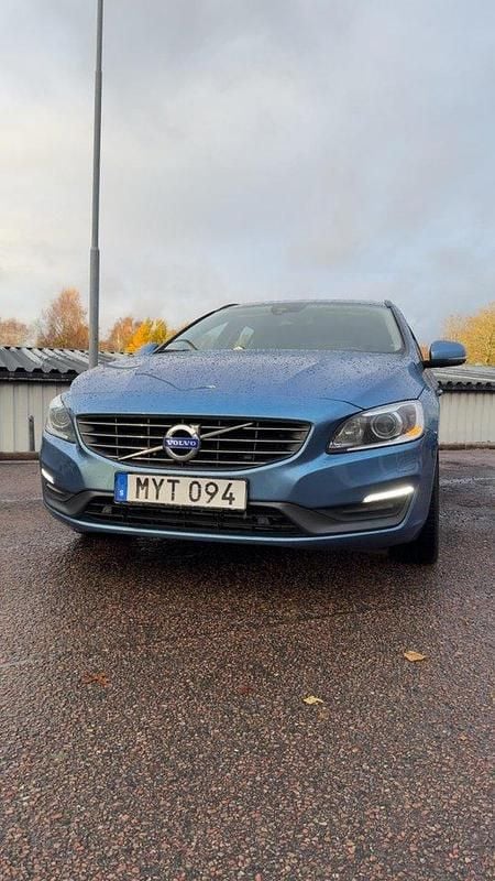 Blå Begagnad 2014 Volvo V60 Kinetic Kombi | 109 900 kr - Bild 1/4