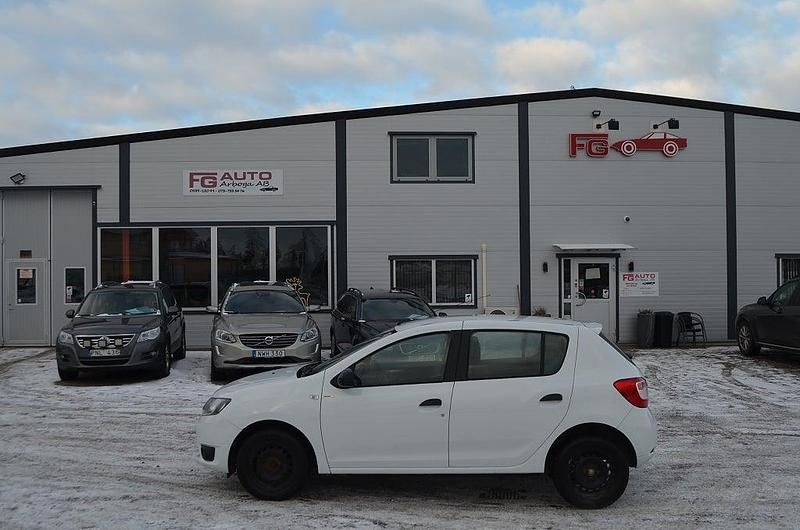 Vit Begagnad 2016 Dacia Sandero Halvkombi | 54 900 kr (Bra pris) - Bild 1/4