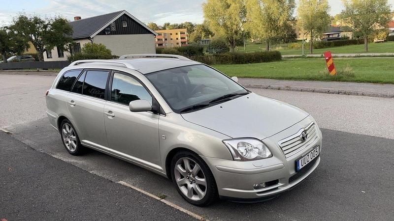 Silver Begagnad 2004 Toyota Avensis Kombi | 25 000 kr (Bra pris) - Bild 1/3