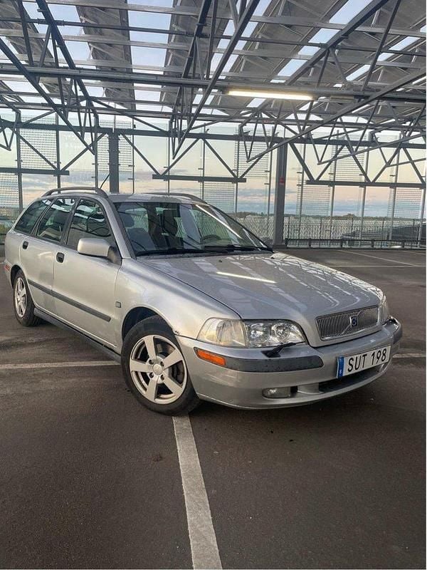 Grå Begagnad 2002 Volvo V40 Kombi | 15 000 kr (Marknadspris) - Bild 1/4