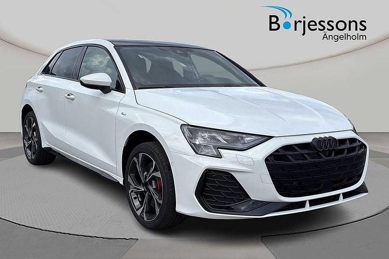 Vit Ny 2025 Audi A3 Sportback e-tron S-Line Sedan | 515 000 kr (Bra pris) - Bild 1/4