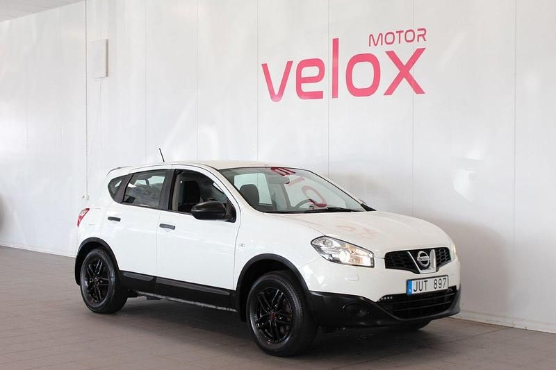 Vit Begagnad 2013 Nissan Qashqai SUV | 89 900 kr (Marknadspris) - Bild 1/4