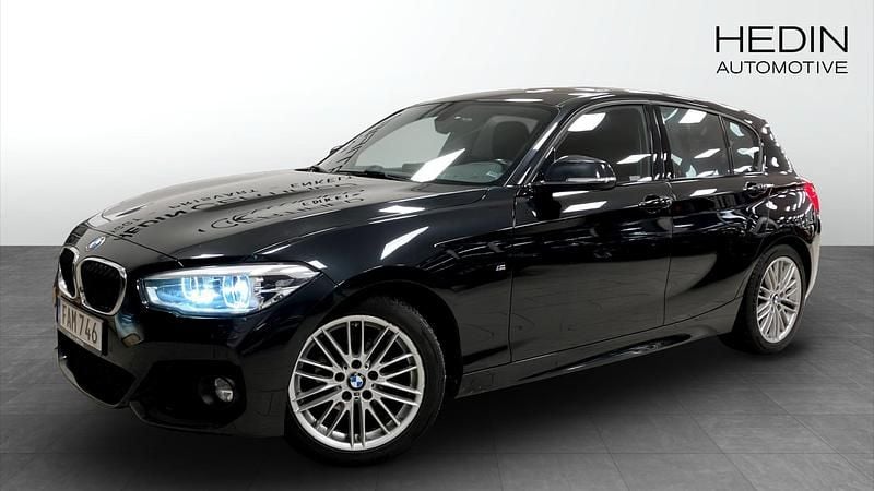 Svart Begagnad 2018 BMW 118 M Sport Halvkombi | 159 900 kr (Marknadspris) - Bild 1/4