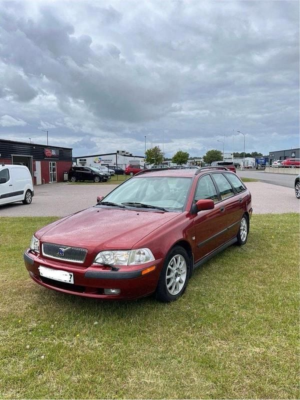 Röd Begagnad 2001 Volvo V40 Kombi | 15 000 kr (Marknadspris) - Bild 1/4