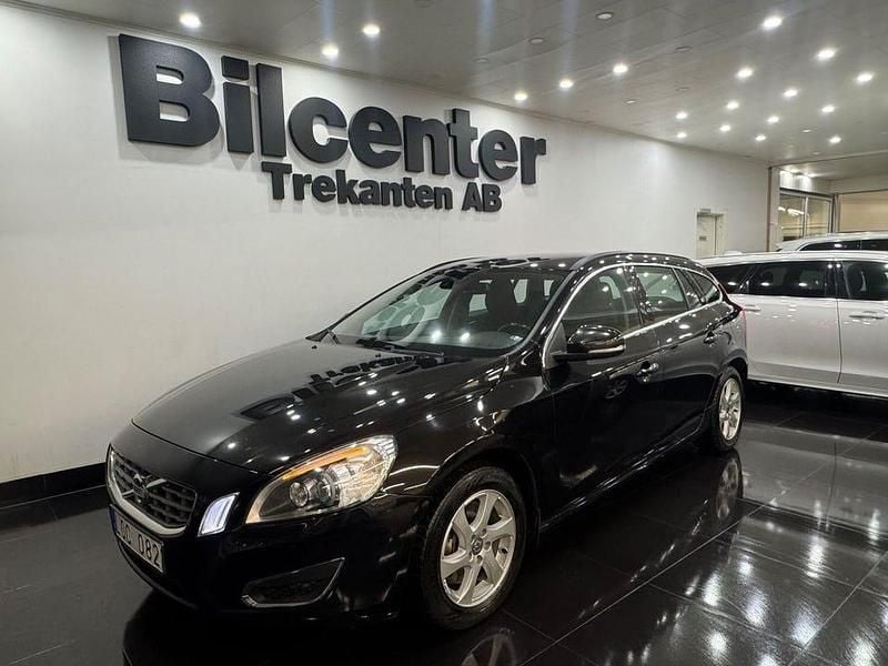 Svart Begagnad 2010 Volvo V60 Momentum Kombi | 129 900 kr (Marknadspris) - Bild 1/4