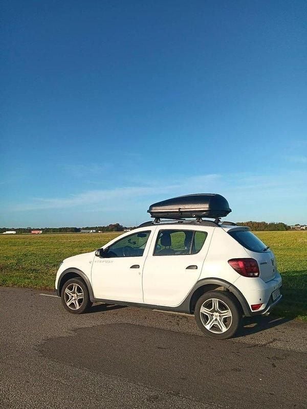 Vit Begagnad 2018 Dacia Sandero Stepway Kombi | 69 000 kr - Bild 1/4