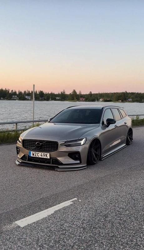 Grå Begagnad 2020 Volvo V60 R-Design Kombi | 360 000 kr (Lite dyr) - Bild 1/3