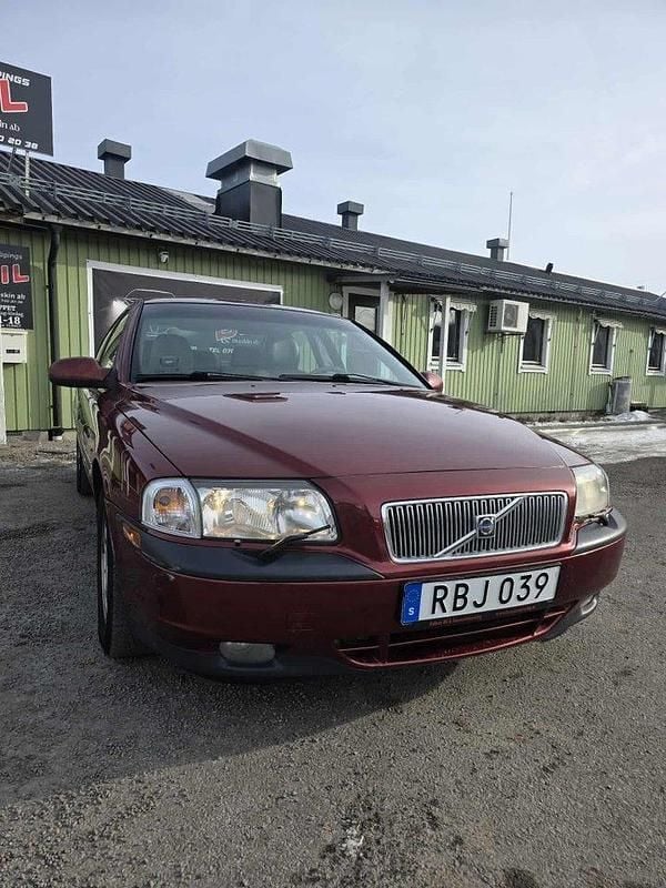 Begagnad Volvo S80 170 HK (125 kW) 1999 Mörkröd Sedan