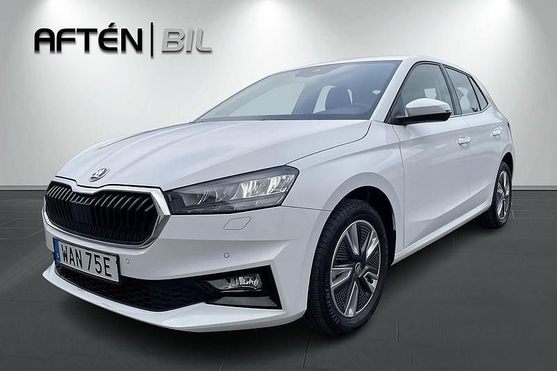 Vit Begagnad 2023 Skoda Fabia Halvkombi | 199 000 kr (Marknadspris) - Bild 1/3