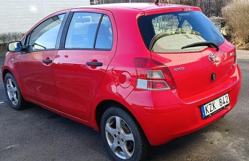 Röd Begagnad 2010 Toyota Yaris Halvkombi | 34 000 kr (Superpris) - Bild 1/4