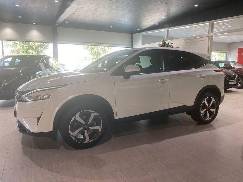 Vit Begagnad 2023 Nissan Qashqai N-Connecta SUV | 329 900 kr (Marknadspris) - Bild 1/4