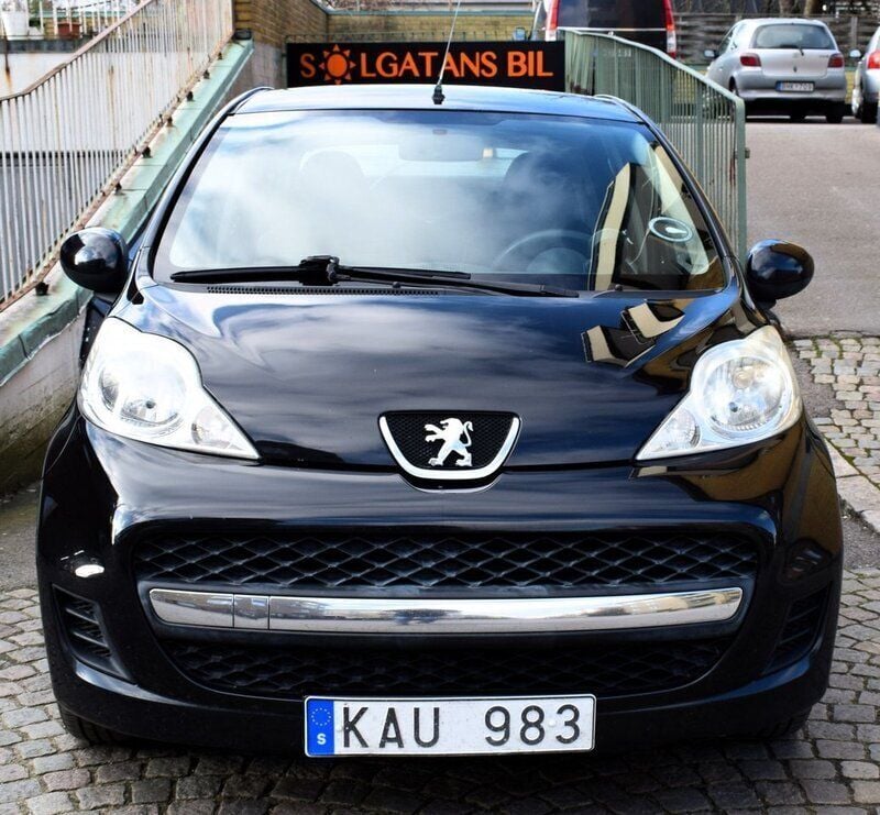 Svart Begagnad 2010 Peugeot 107 Halvkombi | 26 800 kr (Marknadspris) - Bild 1/4