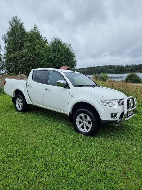 Vit Begagnad 2011 Mitsubishi L200 Pickup | 100 000 kr (Marknadspris) - Bild 1/4