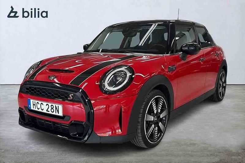 Röd Begagnad 2023 Mini Cooper S Halvkombi | 284 900 kr (Marknadspris) - Bild 1/1