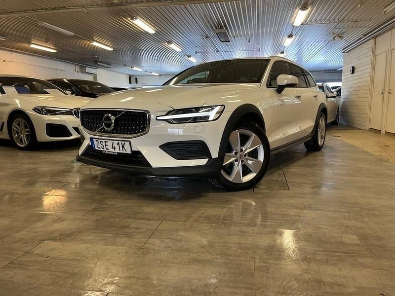 Vit Begagnad 2019 Volvo V60 CC Momentum Kombi | 279 000 kr (Marknadspris) - Bild 1/4