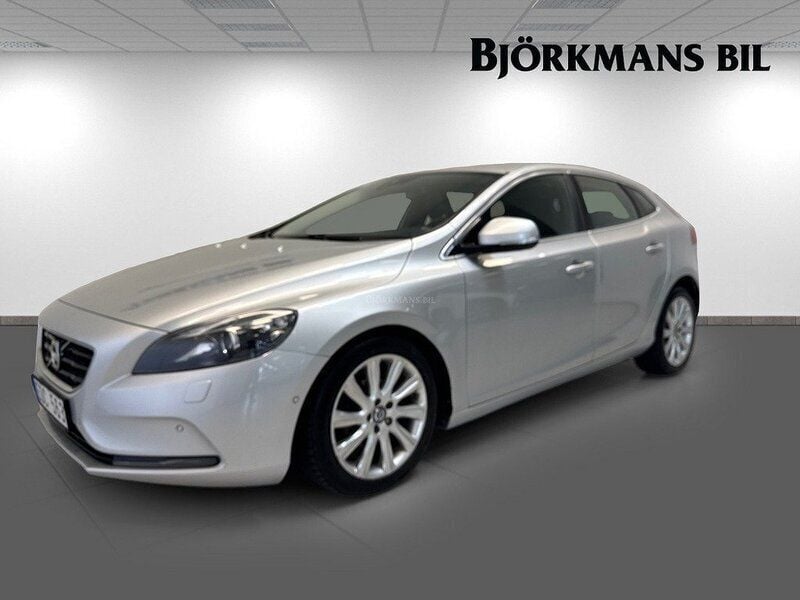 Ljusgrå (lgrå) Begagnad 2013 Volvo V40 Summum Kombi | 118 900 kr (Marknadspris) - Bild 1/4