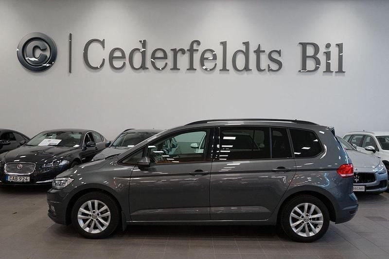 Mörkgrå Begagnad 2017 VW Touran Minibuss | 189 900 kr (Bra pris) - Bild 1/4
