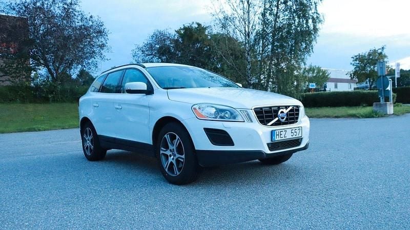 Vit Begagnad 2013 Volvo XC60 Momentum SUV | 94 700 kr (Superpris) - Bild 1/4