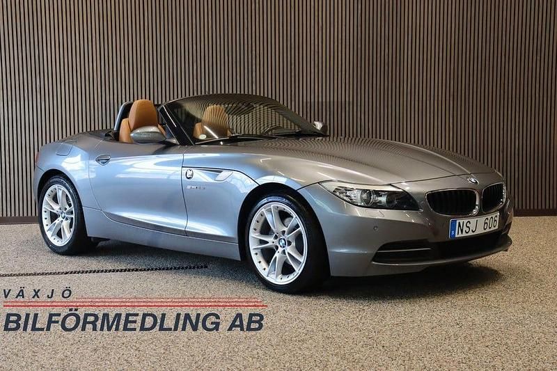 Grå Begagnad 2010 BMW Z4 Cab | 249 000 kr (Marknadspris) - Bild 1/4