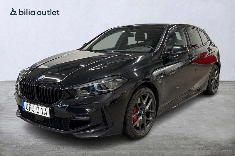 Svart Begagnad 2022 BMW 118 M Sport Halvkombi | 309 000 kr - Bild 1/4