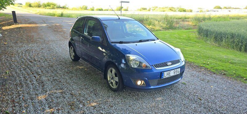 Blå Begagnad 2007 Ford Fiesta Halvkombi | 25 999 kr (Marknadspris) - Bild 1/4