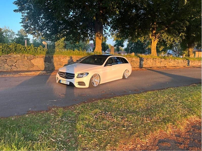 Vit Begagnad 2017 Mercedes E220 AMG Kombi | 360 000 kr - Bild 1/4