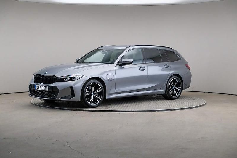 Grå Begagnad 2022 BMW 330e M Sport Kombi | 365 000 kr (Lite dyr) - Bild 1/4