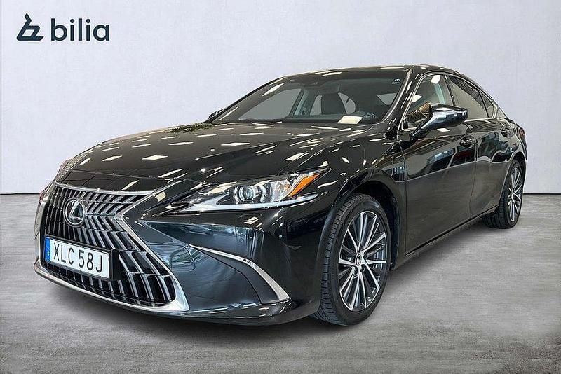 Svart Begagnad 2023 Lexus ES300H Limited Edition Sedan | 389 900 kr (Bra pris) - Bild 1/3