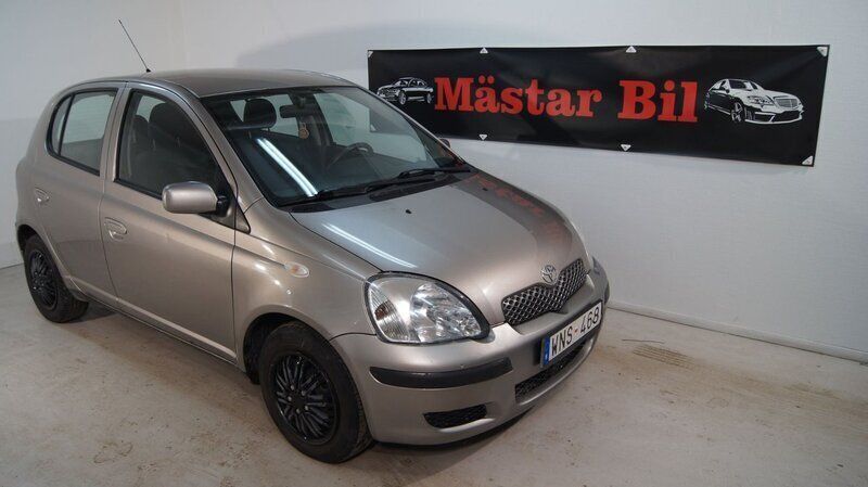 Grå Begagnad 2004 Toyota Yaris Halvkombi | 29 900 kr (Marknadspris) - Bild 1/4