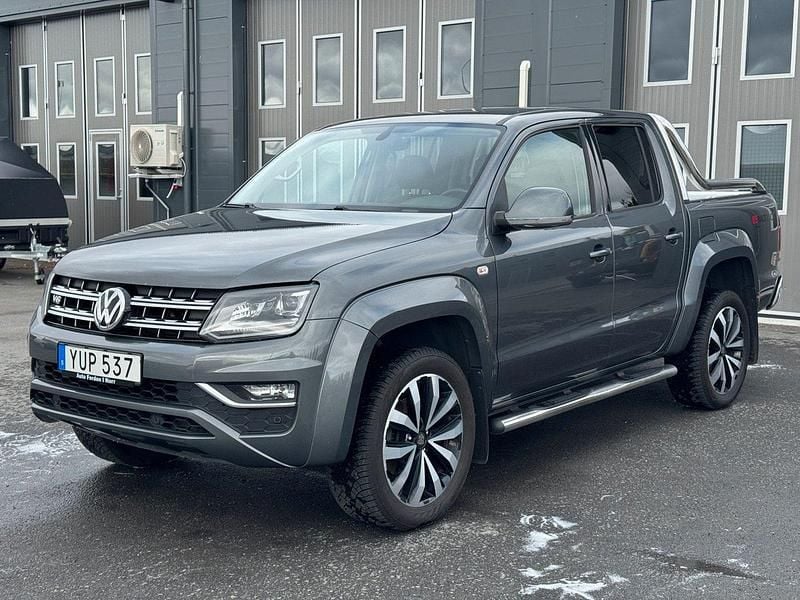 Grå Begagnad 2018 VW Amarok Aventura Pickup | 279 900 kr (Marknadspris) - Bild 1/4