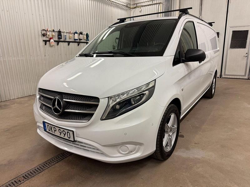 Vit Begagnad 2017 Mercedes Vito Minibuss | 210 000 kr (Marknadspris) - Bild 1/4