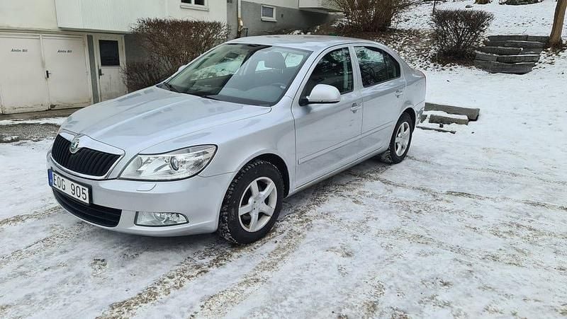 Silver Begagnad 2012 Skoda Octavia Elegance Halvkombi | 49 900 kr (Bra pris) - Bild 1/4