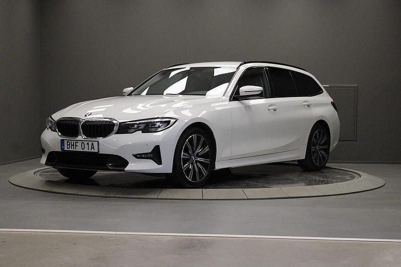 Vit Begagnad 2019 BMW 320 Sport Line Kombi | 279 000 kr (Lite dyr) - Bild 1/4
