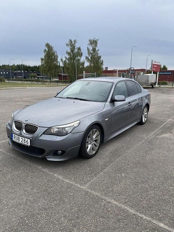 Grå Begagnad 2008 BMW 525 Advantage Sedan | 69 000 kr (Marknadspris) - Bild 1/4