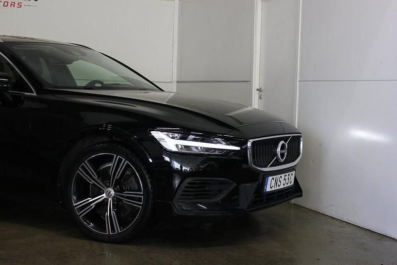 Begagnad Volvo V60 Momentum 340 HK (250 kW) 2020 Svart Kombi