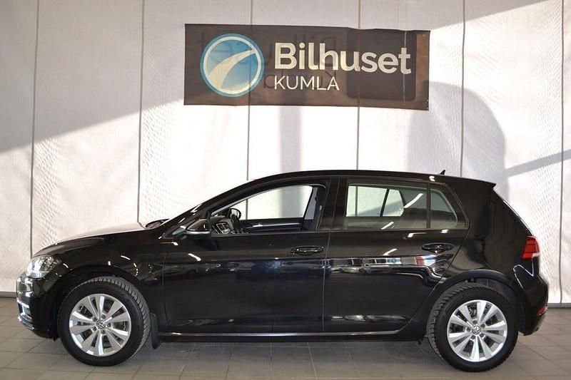 Begagnad VW Golf VII 110 HK (80 kW) 2017 Svart Halvkombi