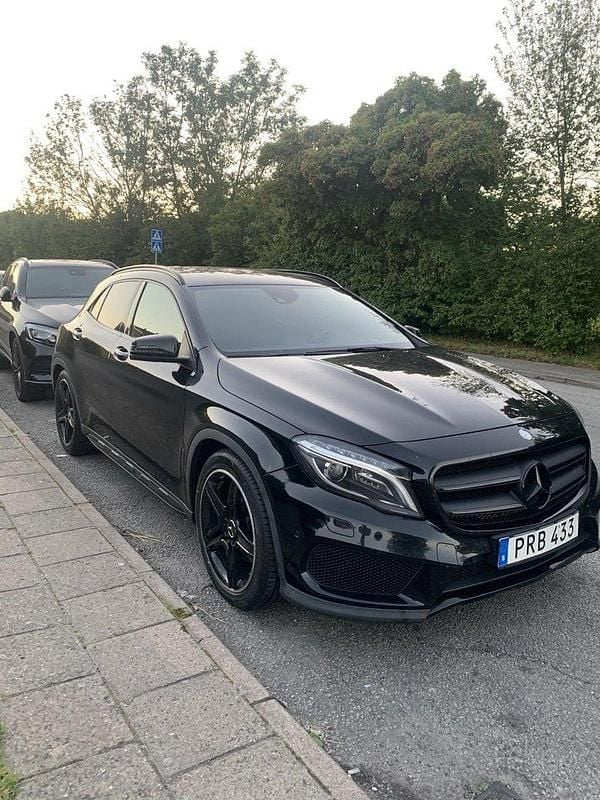 Svart Begagnad 2015 Mercedes GLA220 AMG SUV | 124 900 kr (Marknadspris) - Bild 1/4