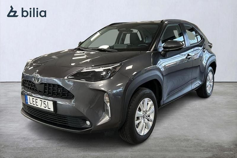 Mörkgrå (grå) Begagnad 2024 Toyota Yaris Hybrid Active SUV | 269 800 kr (Marknadspris) - Bild 1/3