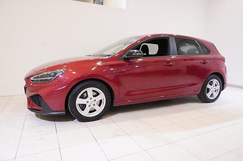 Begagnad Hyundai i30 N Line 160 HK (117 kW) 2022 Sunset red Halvkombi